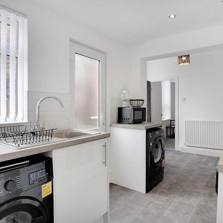 סנדרלנד Stunning 4-Bedroom, 2 Bathrooms In Sunderland מראה חיצוני תמונה