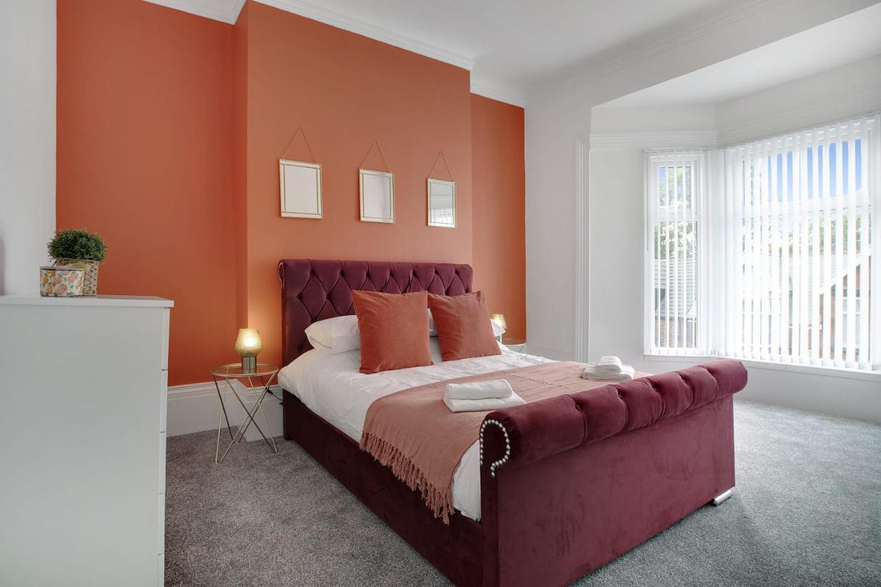 סנדרלנד Stunning 4-Bedroom, 2 Bathrooms In Sunderland מראה חיצוני תמונה