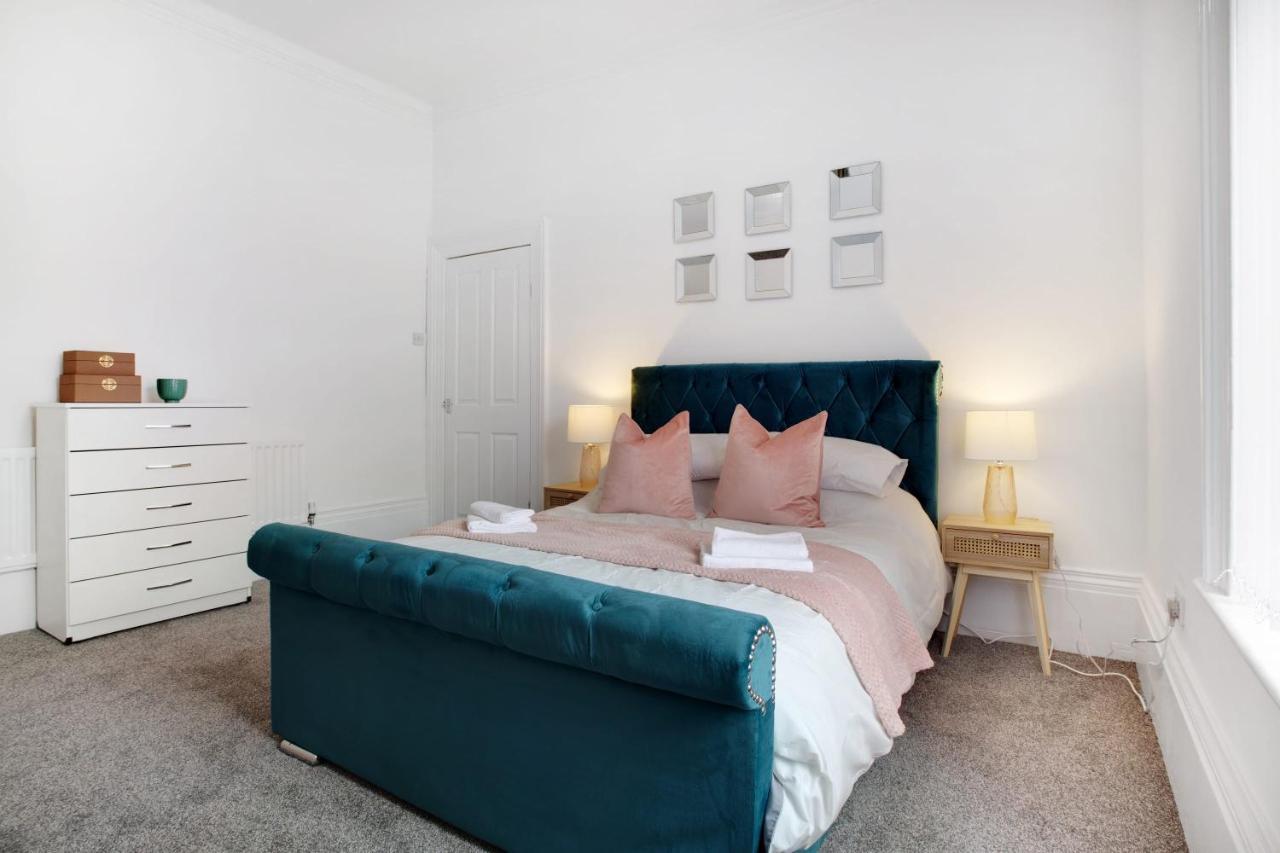 סנדרלנד Stunning 4-Bedroom, 2 Bathrooms In Sunderland מראה חיצוני תמונה