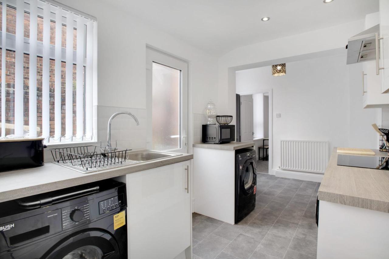סנדרלנד Stunning 4-Bedroom, 2 Bathrooms In Sunderland מראה חיצוני תמונה