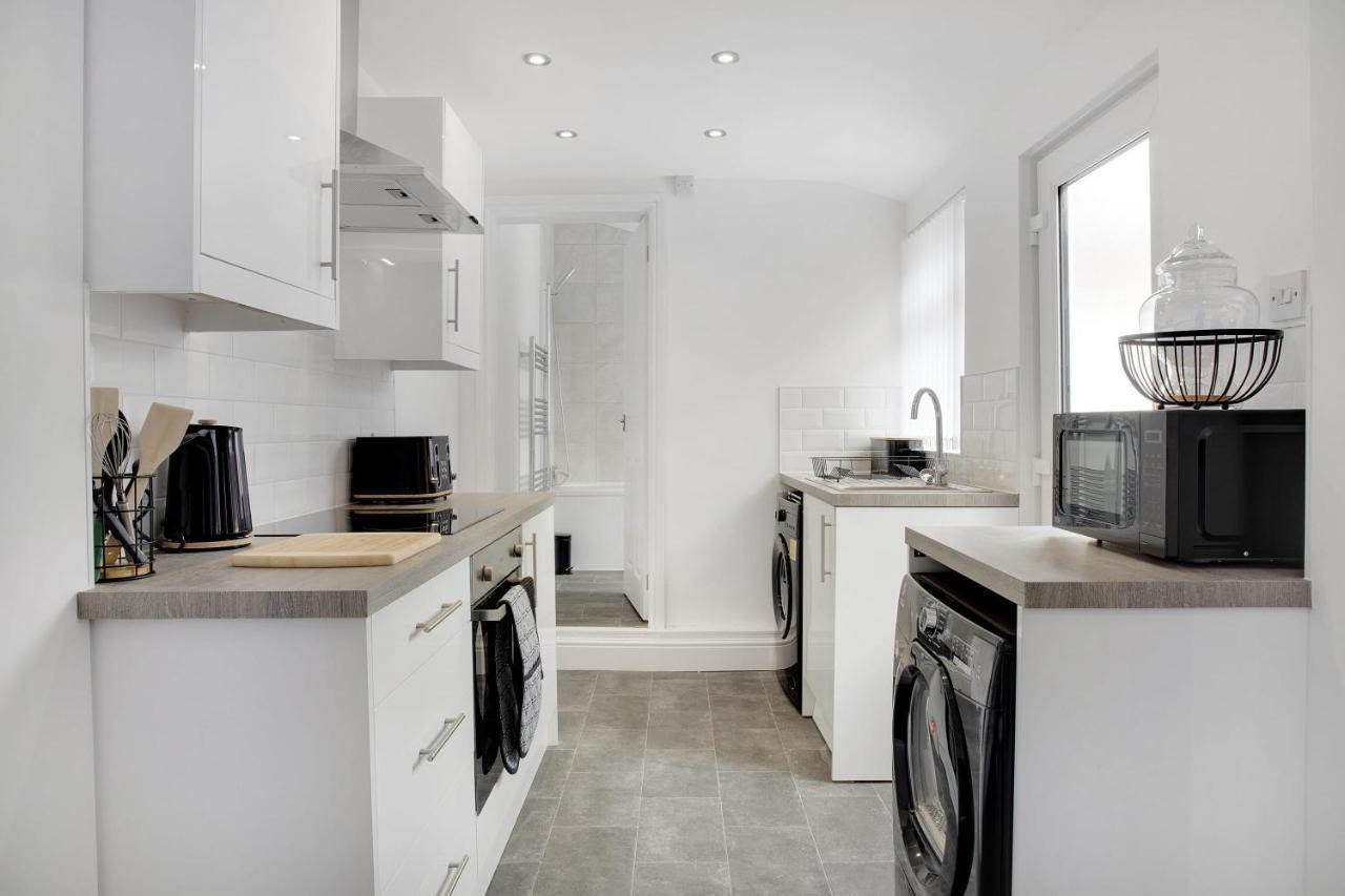 סנדרלנד Stunning 4-Bedroom, 2 Bathrooms In Sunderland מראה חיצוני תמונה