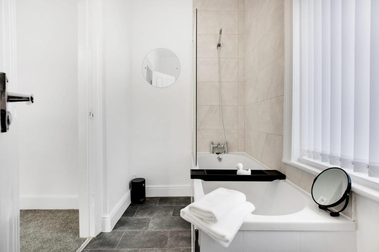 סנדרלנד Stunning 4-Bedroom, 2 Bathrooms In Sunderland מראה חיצוני תמונה