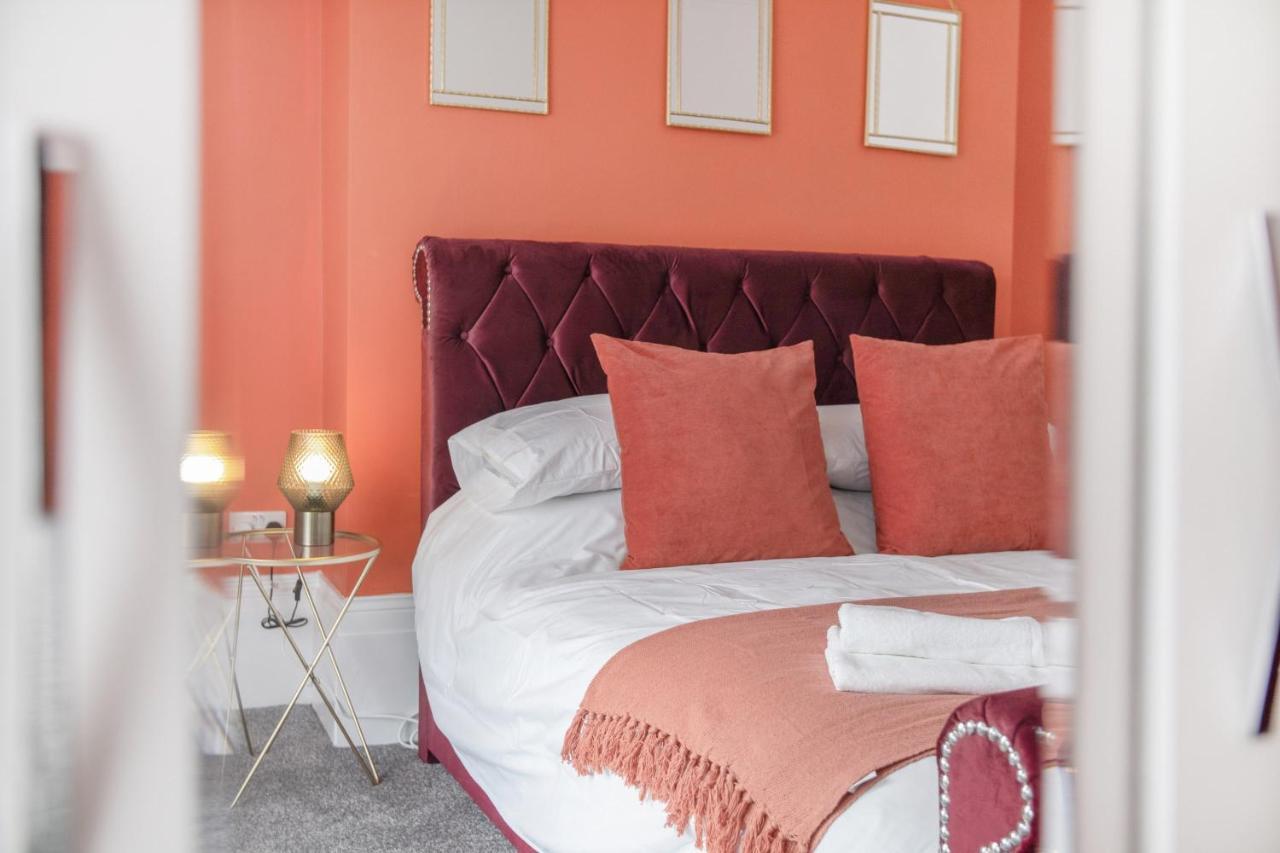 סנדרלנד Stunning 4-Bedroom, 2 Bathrooms In Sunderland מראה חיצוני תמונה