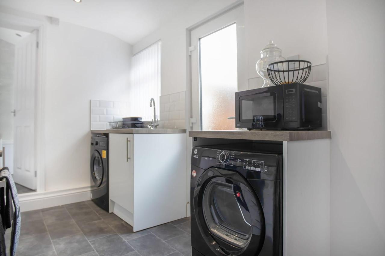 סנדרלנד Stunning 4-Bedroom, 2 Bathrooms In Sunderland מראה חיצוני תמונה