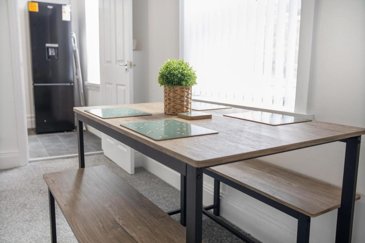 סנדרלנד Stunning 4-Bedroom, 2 Bathrooms In Sunderland מראה חיצוני תמונה