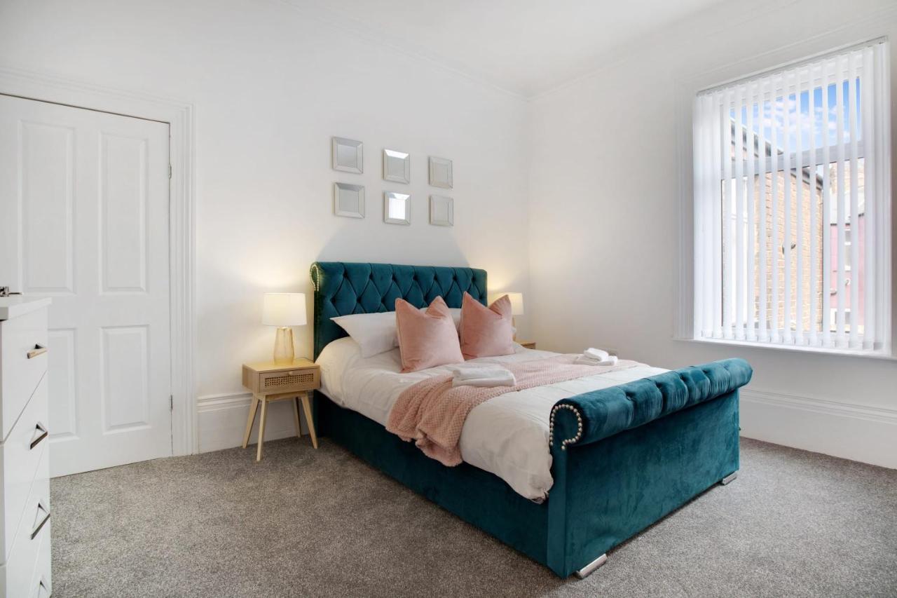 סנדרלנד Stunning 4-Bedroom, 2 Bathrooms In Sunderland מראה חיצוני תמונה