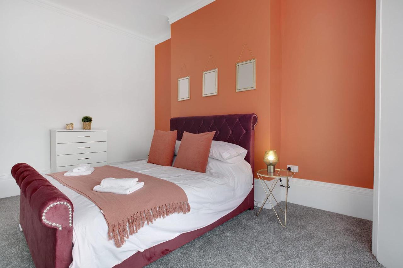 סנדרלנד Stunning 4-Bedroom, 2 Bathrooms In Sunderland מראה חיצוני תמונה